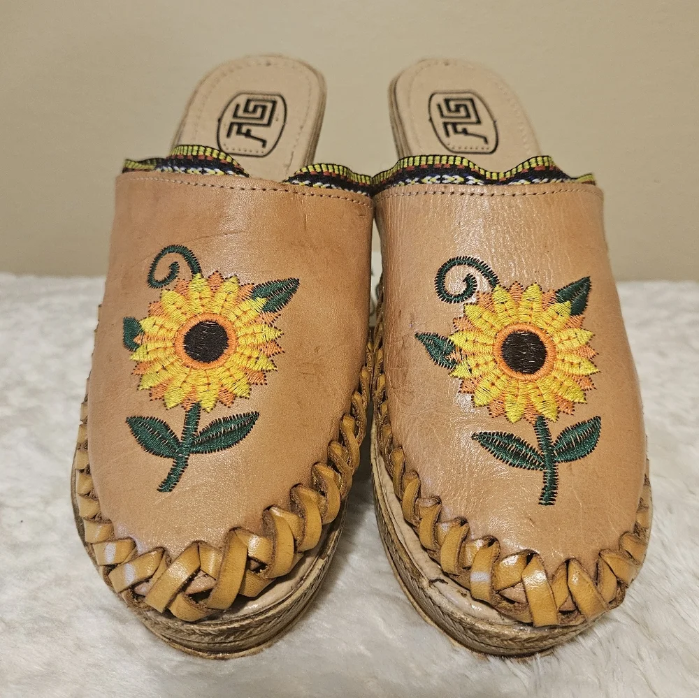 Leather Floral Embroidered Platform Wedge Women's size 6 *ay